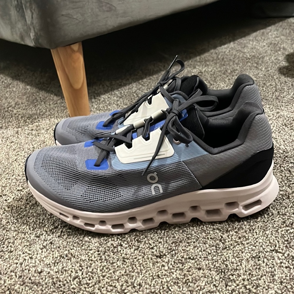 Onclouds tennis shoe